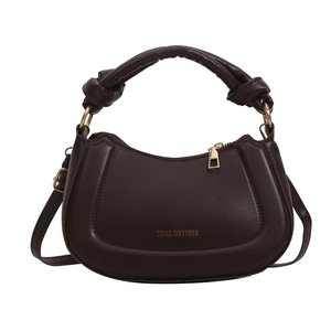 Sac bandoulière marron foncé en demi-lune avec poignée froncée et logo doré de marque