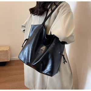 Détail du grand sac cabas en cuir PU noir avec cordon latéral et fines bandoulières