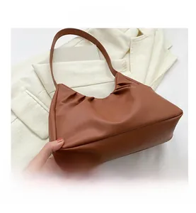 Detailansicht der karamellfarbenen Leder-Hobo-Tasche mit modischen Falten und Matt-Finish