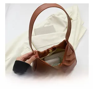 Innenansicht der karamellfarbenen Falten-Achseltasche mit Platz für Kosmetik und Magnetverschluss