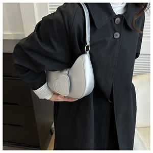Dettaglio della borsa a mezzaluna argento con patch a cuore e goffratura LOVE BAGS