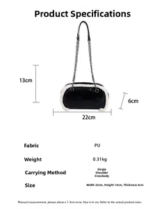 Détail du petit sac bandoulière d'hiver avec bordure en fourrure blanche et taille 22x13x6cm