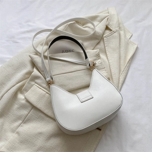 Elegante borsa a tracolla a mezzaluna bianca da donna con dettagli in metallo dorato