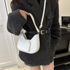 Borsa hobo bianca con patta a cuore e rilievo LOVE indossata su un cappotto grigio