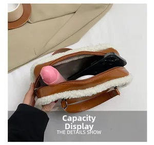 Détail de l'intérieur du sac en cuir montrant la capacité pour téléphone et cosmétique