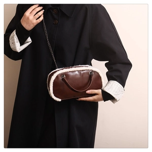 Détail du sac en similicuir marron avec bordure en sherpa blanc et bandoulière chaîne