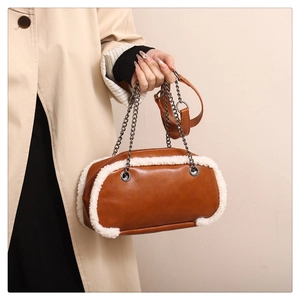 Détail du sac en similicuir marron avec bordure en polaire blanche et bandoulière