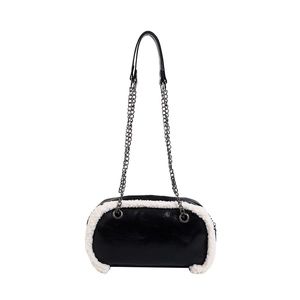 Sac minimaliste en simili cuir noir avec bordure en laine d'agneau et bandoulière