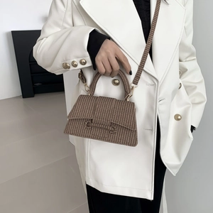 Sac bandoulière marron texturé avec base incurvée et garnitures dorées pour femme