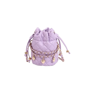 Sac seau matelassé violet avec chaîne dorée et pendentif cœur sur fond blanc