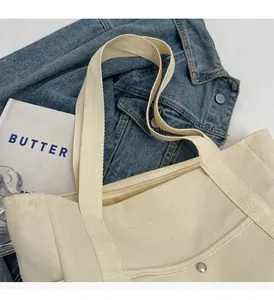 Détails du grand sac cabas en toile avec poche avant à bouton-pression et fermeture éclair
