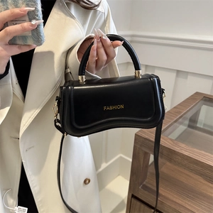 Sac À Épaule Femmes Cuir PU Fond Incurvé Inscription Mode Matériel Doré Sac À Main Bandoulière Petit Sac Carré Tendance