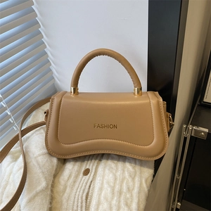 Sac à main minimaliste beige avec gaufrage Fashion sur un fond en maille douce