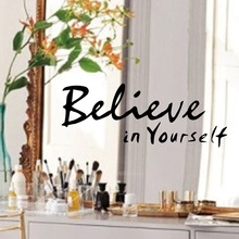Detail der Wandtattoo 'Believe in Yourself' in Schreibschrift auf einem Spiegel mit Goldrahmen