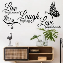 Wandtattoo mit Live Laugh Love Spruch, Schmetterlingsdeko und floralen Motiven