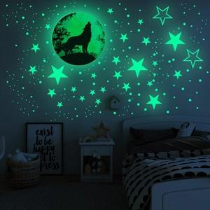 Stickers muraux fluorescents avec un loup hurlant à la lune et des étoiles brillantes