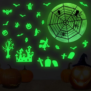 Stickers muraux Halloween luminescents avec lune, sorcière et fantôme dans le noir
