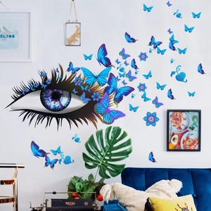Sticker mural artistique œil de papillon avec fleurs bleues au-dessus d'un canapé