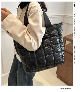 Bolso tote acolchado negro de moda con correas anchas para el uso diario y el trabajo