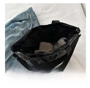 Interior espacioso del bolso tote acolchado negro mostrando capacidad para diario