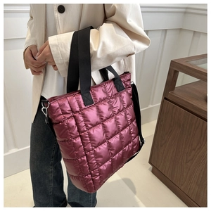 Bolso tote acolchado magenta con acabado metálico y correas negras ajustables
