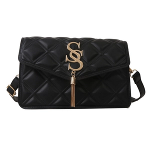 Modische schwarze Stepptasche mit goldener Logo-Kette und Quastenanhänger für Damen