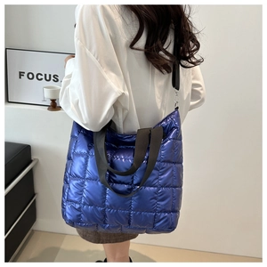 Primer plano detallado del bolso tote acolchado azul real brillante con correa
