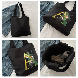 Détail du sac cabas en nylon avec imprimé floral lettre A et grande capacité de stockage