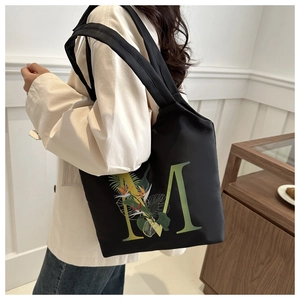 Sac fourre-tout noir avec motif floral M et larges bandoulières sur l'épaule femme