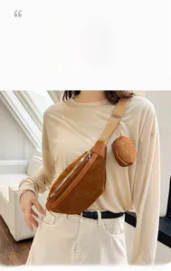 Vue détaillée du sac bandoulière en velours côtelé marron avec sangle et mini pochette