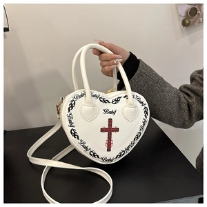 Detail der weißen herzförmigen Punk-Tasche mit Flammenprints und rotem Kreuzmotiv