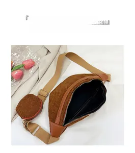 Vue détaillée du sac banane en velours côtelé marron avec poche interne et porte-monnaie