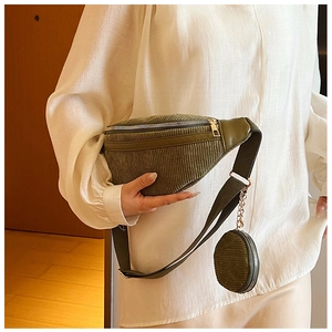 Détail du sac banane en velours côtelé vert olive avec sangle réglable et petite pochette