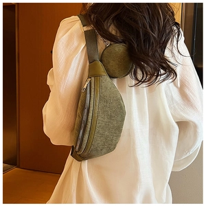 Détail du sac de poitrine en velours côtelé vert foncé avec petit porte-monnaie assorti