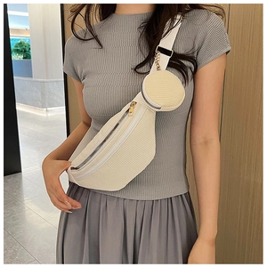 Détail du sac bandoulière en velours côtelé crème avec petit porte-monnaie et zips dorés
