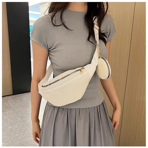 Détail du sac de poitrine en velours côtelé écru avec mini pochette ronde et bandoulière