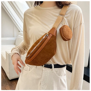 Détail d'un sac bandoulière en velours côtelé caramel avec mini pochette ronde