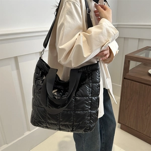 Bolso tote acolchado negro con correas anchas y bandolera desmontable para uso diario