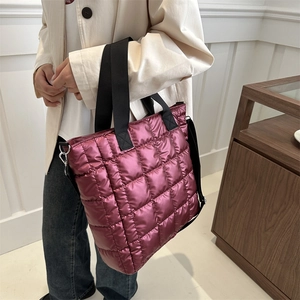 Bolso tote acolchado violeta intenso con acabado metálico y correa ancha negra