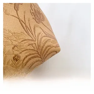 Dettaglio della pelle Saffiano kaki con motivi floreali e vegetali in stile vintage