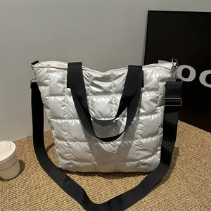 Bolso tote acolchado plateado de gran capacidad con correa negra ajustable y moda