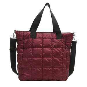 Bolso tote acolchado burdeos con diseño de cuadros, asas dobles y correa ajustable