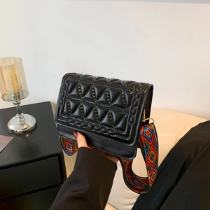 Women's Vintage PU Leather Crossbody Bag Fashionable 3D Geometric Quilting Small Square Bag With Wide Bohemian Strap