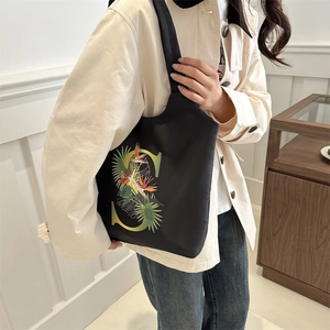 Sac fourre-tout noir en toile avec imprimé lettre S floral et longues bandoulières