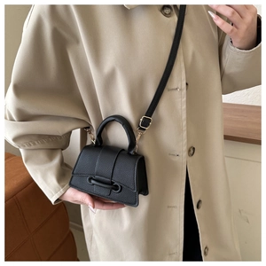 Mini sac bandoulière en cuir litchi noir avec base incurvée et poignée ronde chic