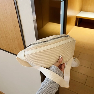 Sac banane en velours côtelé blanc cassé avec bandoulière réglable en intérieur chic