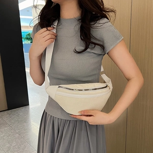 Sac banane en velours côtelé crème pour femme avec bandoulière réglable et zip argent