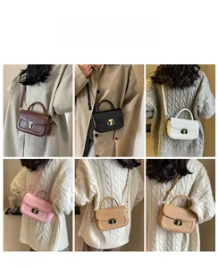 Dettaglio di borse a tracolla piccole in sei colori con chiusura a scatto dorata di lusso