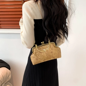Borsa a conchiglia vintage con rilievi floreali etnici e catena dorata beige