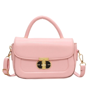 Dettaglio borsa in ecopelle rosa con chiusura a rotazione dorata e bordi trapuntati